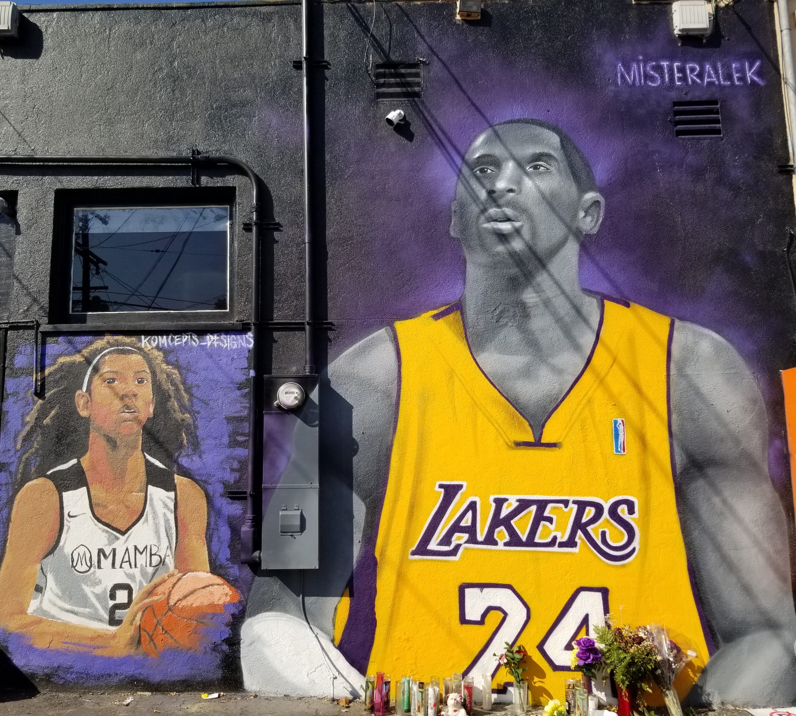 A murel of Kobe Bryant and his daughter Gianna features them playing basketball memorializing them after their death